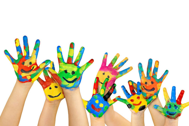 L’immagine mostra un insieme di mani sollevate, aperte e colorate