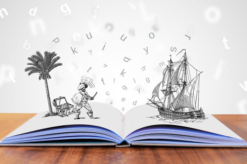 L’immagine fantastica mostra un libro aperto con sopra:
              una palma, un forziere e un pirata sulla sinistra; una nave in viaggio per il mare, sulla destra.
              Dall’alto cadono casualmente delle lettere minuscole